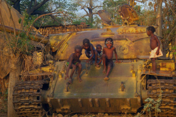 children-on-tank