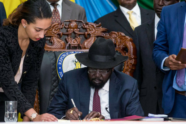 Salva Kiir signs an agreement on resolution of the conflict in South Sudan. (UN Photo/Isaac Gideon)