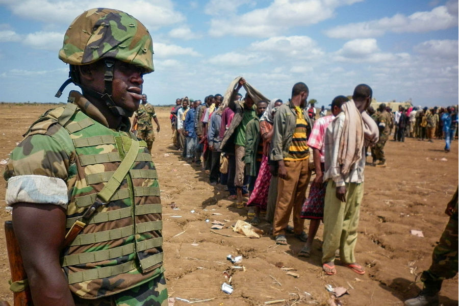 Des combattants d'Al Shabaab se rendent aux forces de l'AMISOM en septembre 2012.