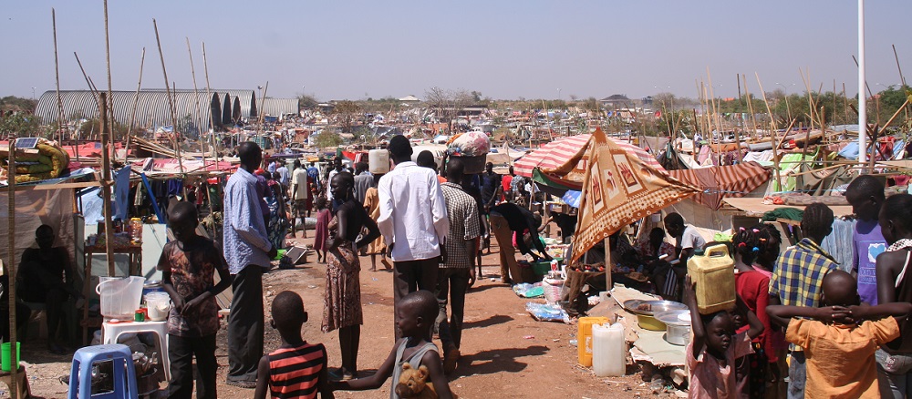 مأوى للمشردين داخليا في قاعدة حفظ السلام التابعة للأمم المتحدة في جنوب السودانز (صورة: الحماية المدنية الأوروبية وعمليات الإعانة الإنسانية) 