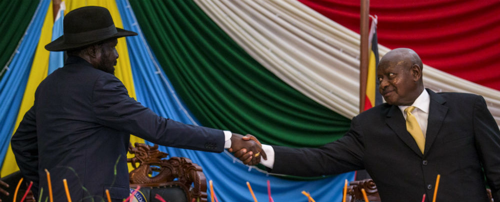 رئيس جنوب السودان "سالفا كيير" يصافح رئيس يوغاندا "يواري ميسافيني" أثناء توقيع الإتفاقية لحل النزاع في جمهورية جنوب السودان (ARCSS) في يوم 26 أغسطس (آب) عام 2015. (تصوير: إسحق غيديون من الأمم المتحدة) 