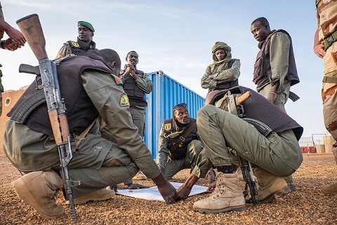 Soldats maliens aux côtés de militaires français de l'opération Barkhane. (Photo: Fred Marie)
