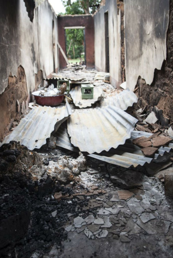 Une habitation au Nigéria, incendiée lors d'une attaque peule en mai 2016.