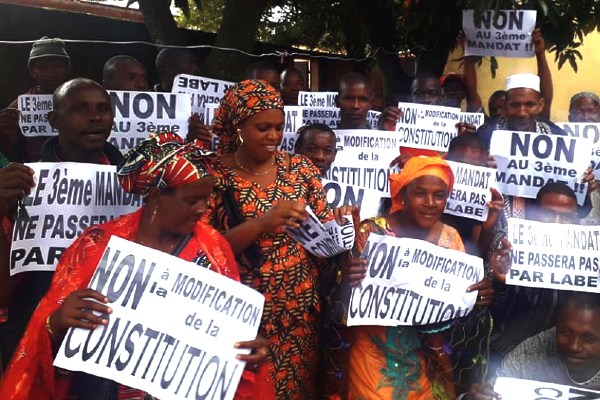 Des Guinéens manifestent contre la possibilité d’un troisième mandat pour Alpha Condé.