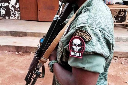 Un soldat de la République centrafricaine porte un écusson du Groupe Wagner. 