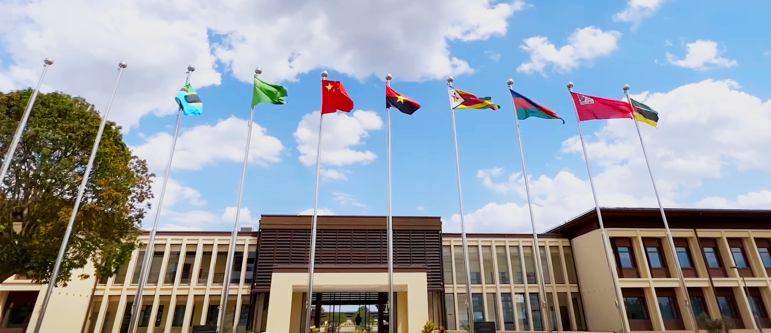 Le drapeau chinois flotte aux côtés de ceux des États membres de la FLMSA devant l’entrée de l’École de Leadership Julius Nyerere.