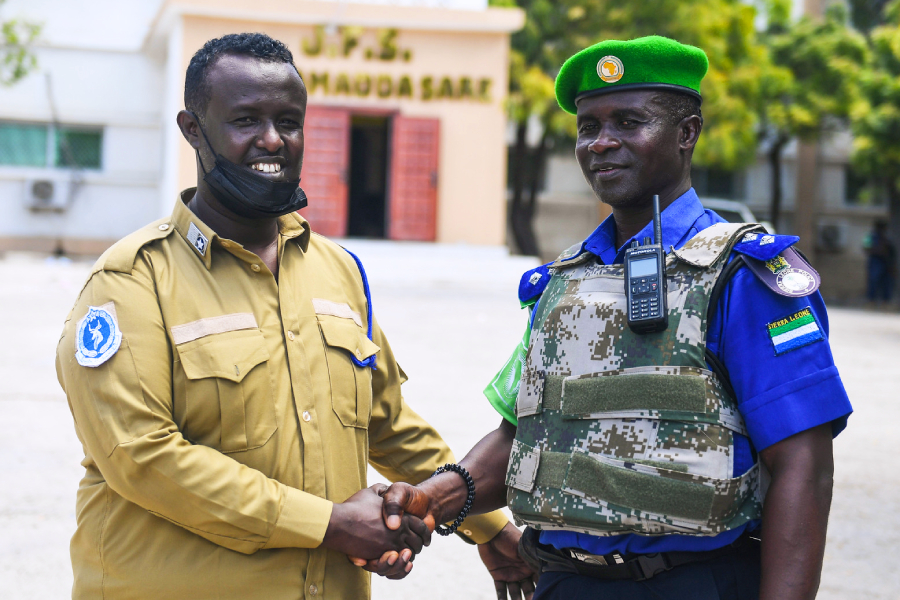 Un officier de police somalien et un membre d’ATMIS après une patrouille à Mogadiscio. 
