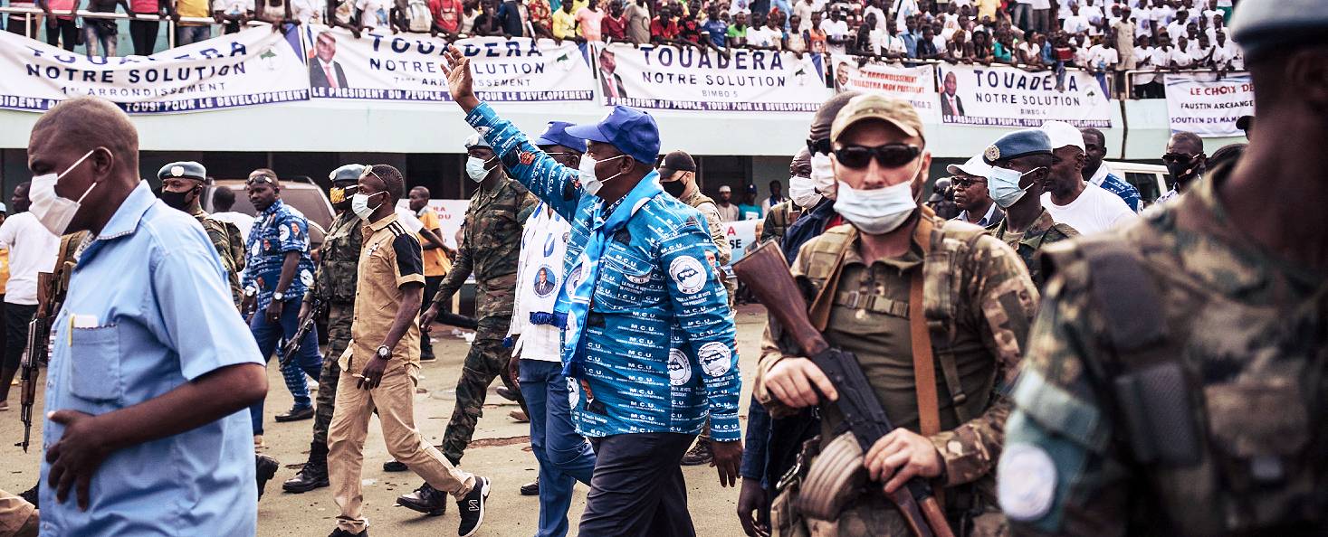 Faustin Archange Touadéra (C) greets his supporters at an electoral rally, escorted by the presidential guard and Russian mercenaries, in 2020. (Photo: AFP/Alexis Huguet)