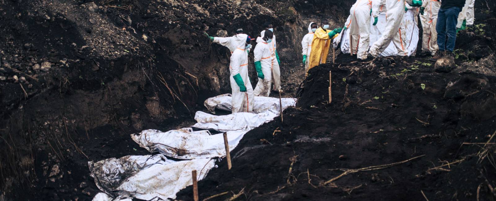 Des membres de la Croix-Rouge congolaise et de la Protection civile enterrent des dizaines de victimes dans un cimetière de Goma, le 4 février 2025. Au moins 2 900 personnes ont été tuées lors de la prise de la capitale du Nord-Kivu par le M23.