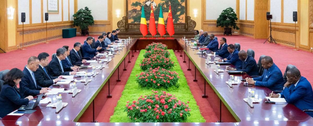 At long tables facing each other sit Chinese (left) and Congolese delegations (right).