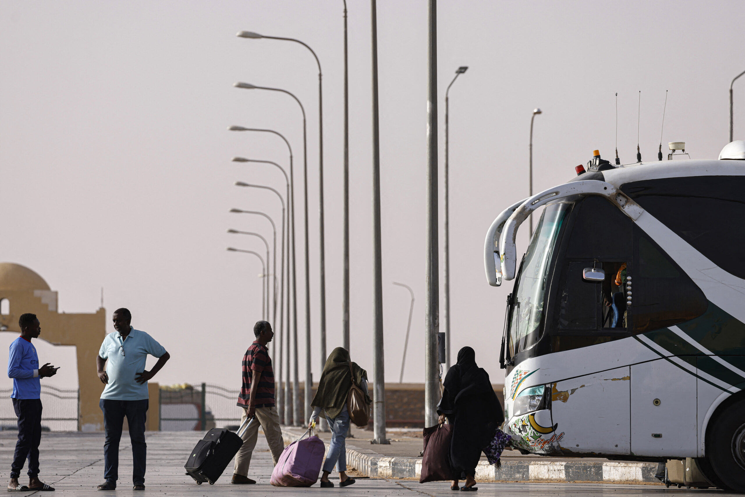 Passengers from Sudan cross into Egypt through the Argeen Land Port. (Photo: AFP/Khaled Desouki)