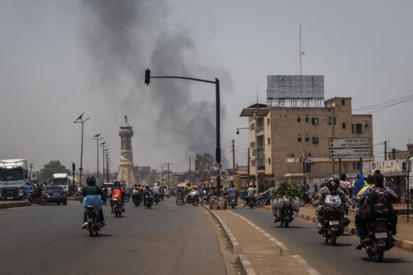 A column of black smoke rises above buildings as traffic passes the Africa Tower monument in Bamako on April 26, 2026. April 25, 2026's shock attacks, synchronised by Tuareg rebels of the Azawad Liberation Front (FLA) coalition and the jihadist Group for the Support of Islam and Muslims (JNIM), targeted several areas in the vast arid country.
Fighting resumed on April 26 in several areas, including Kita near Bamako, Kidal, Gao and Severe.
Tuareg rebels meanwhile announced an agreement allowing Russian forces backing Mali's army to withdraw from the northern city of Kidal, which they claimed was "totally" under their control. (Photo by AFP)