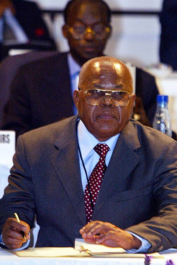 Etienne Tshisekedi signs the Sun City Agreement April 2, 2003.